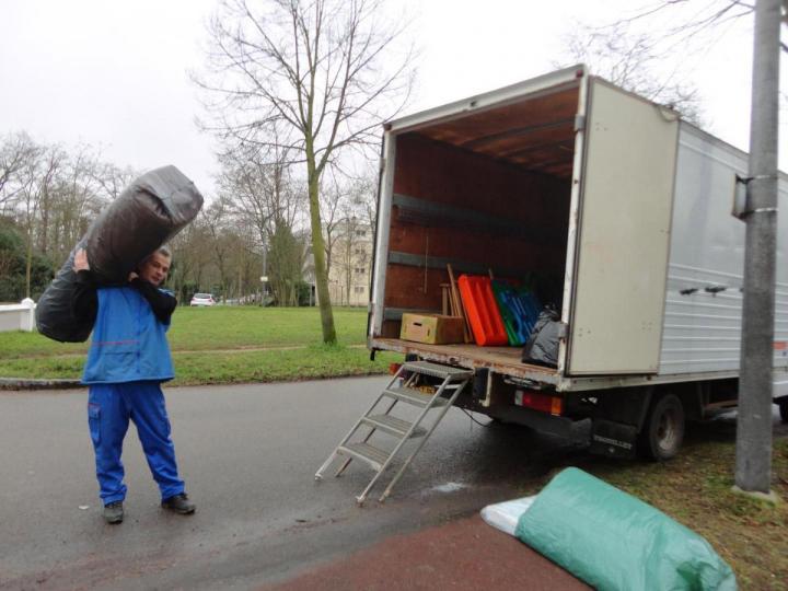 Nous nous occupons de toute la manutention et du transport des encombrant.